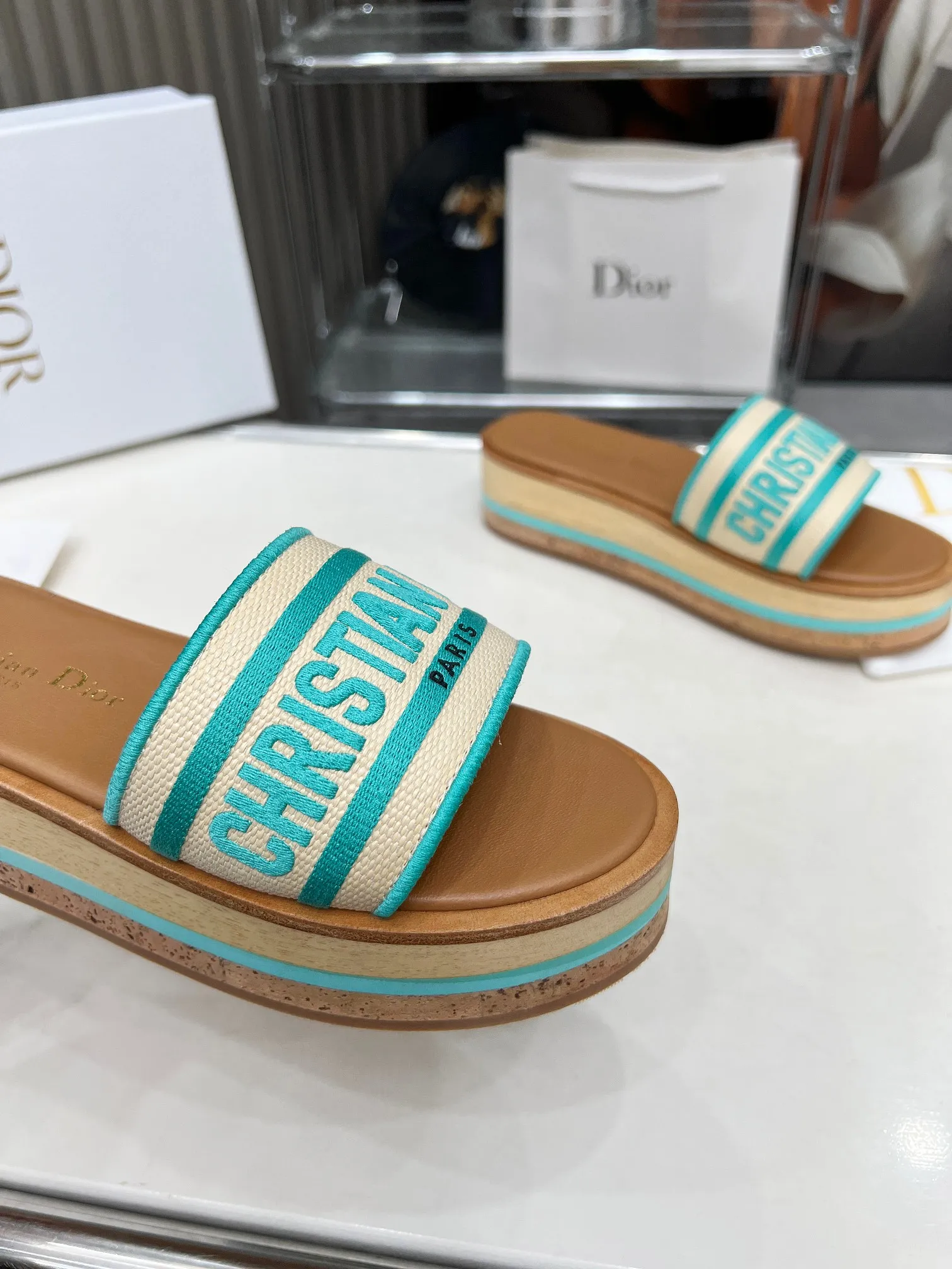 👟👟Ex-factory price 420👟👟 Dior's new spring and summer IVIETA DWAY jelly-colored flat-soled one-slip women's shoes with CD letter logo three-dimensional embroidery thick-soled round-toe open-toe slippers. The original version is developed to be the top version on the market. It feels soft and delicate on the feet and is extremely comfortable. Material: Upper imported raffia electric embroidery high-temperature water-soluble cotton technical fabric + water-dyed cowhide foot pad lining + original consistent combination outsole Outsole: original outsole Size: 35-42 (40.41.42 custom-made, non-refundable and non-exchangeable)